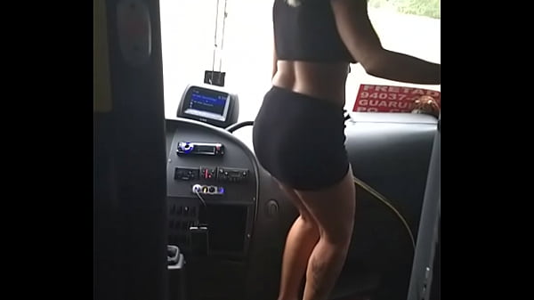 Dançando funk de saia no busão