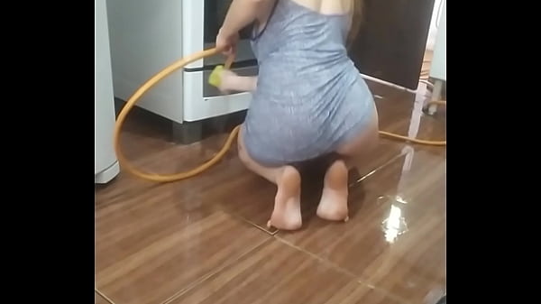 Download Video - Gravei minha empregada lavando o meu fog&atilde;o peladinha