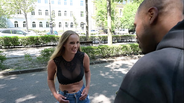 Loira aventureira Kinuski é pega para sexo a três interracial DP GP3211