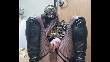 Travesti meti&eacute;ndose pene de gama en ba&ntilde;o p&uacute;blico