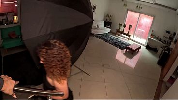 この小柄な熟女は引き締まったお尻をしていて、今回が初めての撮影です。
