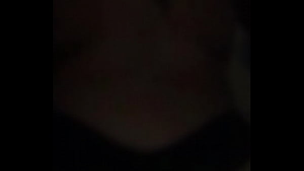 Brune Dansant Un String