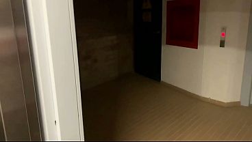 彼は建物のエレベーターで隣人とセックスしたが、私たちは危うく捕まるところだった。