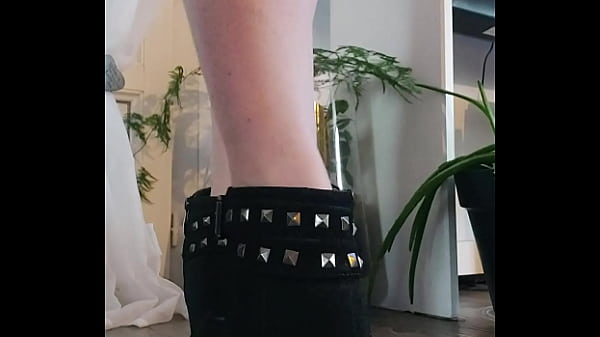 Sexy little black heel! What do you think, honey? Have a great Sunday...