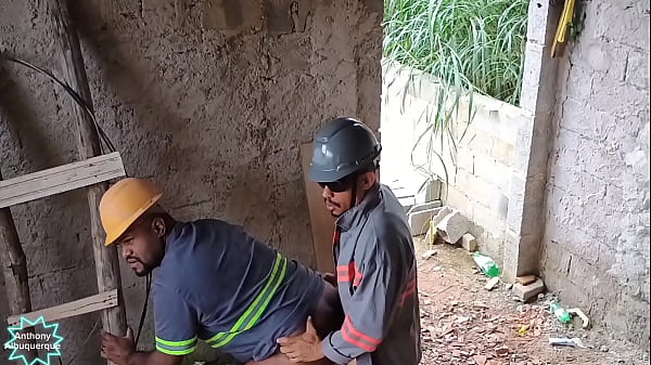 Download Video - Eletricista fudendo o ajudante durante o servi&ccedil;o