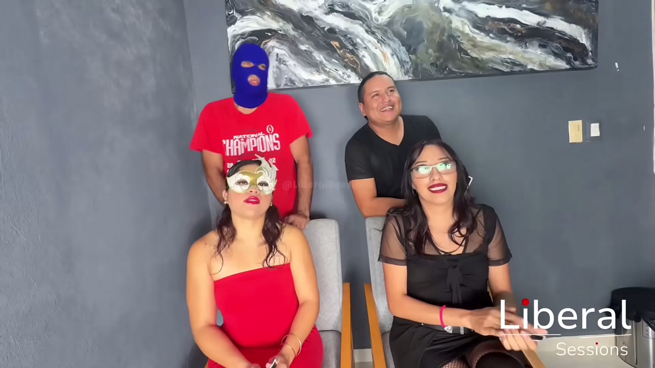 Desconocidos comparten sus esposas haciendo oral sin condon