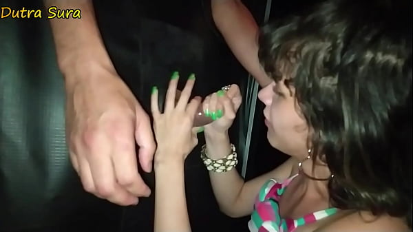 Achei um pau gostoso no buraco da cabine e pedi...