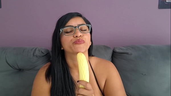 Professor Nicoly Mattos records a porn video for a student in recovery and masturbates saying his name!