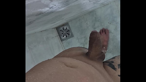 TOMANDO BANHO E BATENDO PUNHETA 1