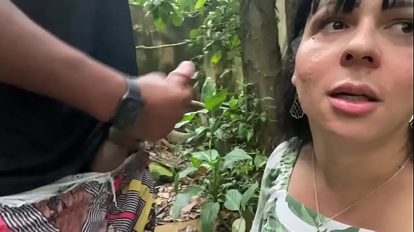 Chupando no mato o menino que estava olhando os...