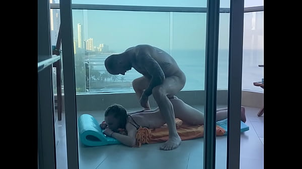 Download Video - Sur un balcon &agrave; Carthagene&comma; une jeune &eacute;tudiante se fait remplir son jolie petit cul &excl;