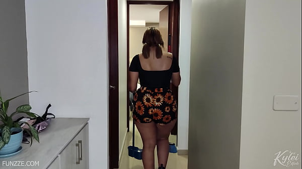 Download Video - La jefa sumisa Katha Dawson deja que la traviesa Kylei Ellish adore su co&ntilde;o mientras est&aacute; en el trabajo&period;