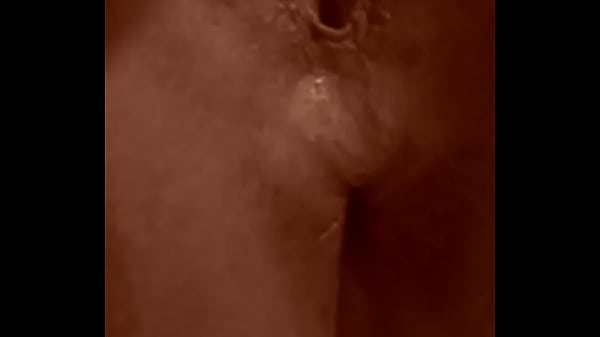 Montrant Sa Bague Et Ses Mamelles Pendantes