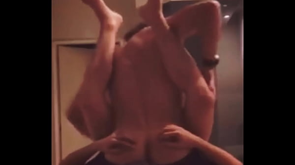 El repartidor delivery machote musculoso me fol...