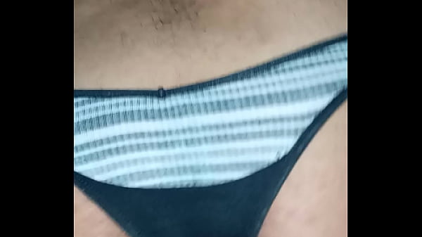 Garçon Portant Un Nouveau Soutien-Gorge