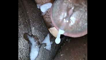 Olha o neg&atilde;o da rola grande gozando muito em plena madrugada