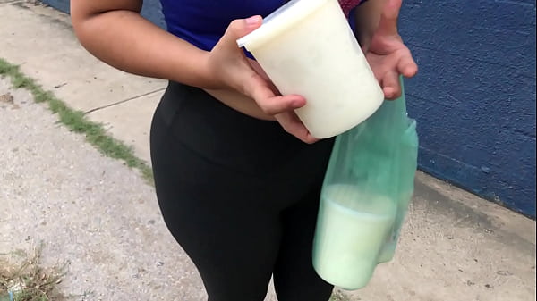 Download Video - Mujer sale a la calle a vender para ayudarse a pagar sus estudios
