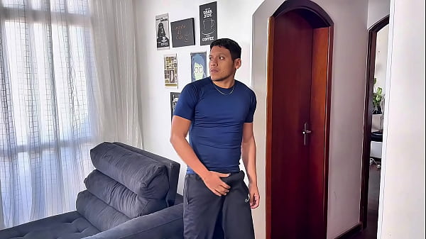 Download Video - Garoto gostoso pega seu vizinho assistindo porn&ocirc; e ajuda ele com um boquete