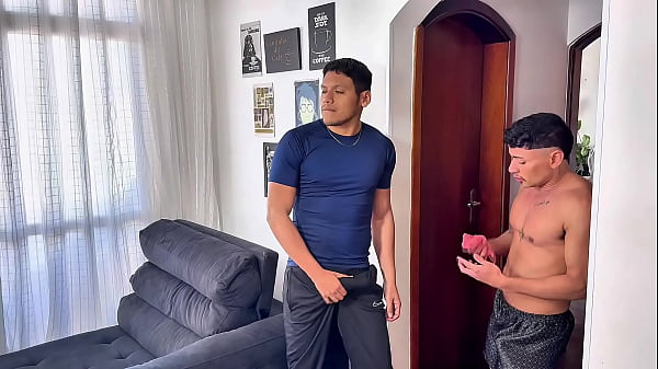 Garoto gostoso pega seu vizinho assistindo porn...