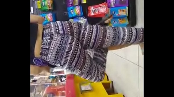 Novinha gostosa no mercado.