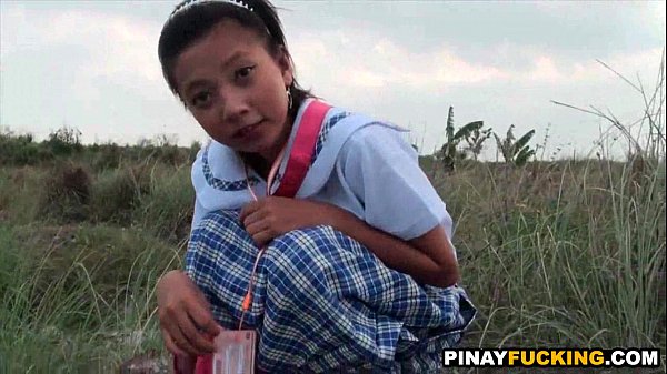 Daring Asian Amateur Gives An Outdoor Blowjob