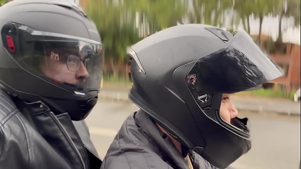 Desconocido me lleva a casa en su moto y se cob...