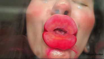 魅惑的な赤い濡れたキスと唾液のキス