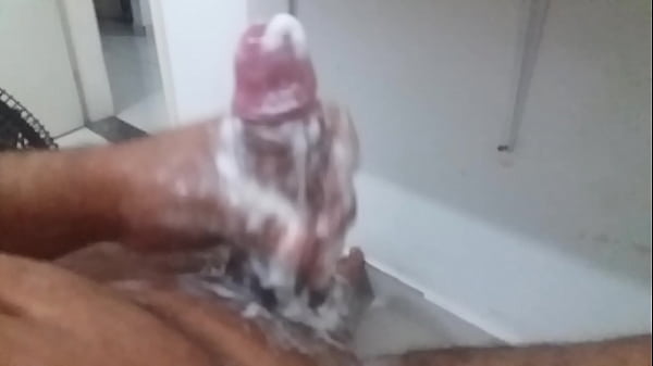 Batendo uma punheta cheio de sabão na rola