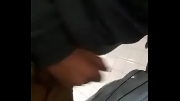 Download Video - Cadeirante mamando o desconhecido
