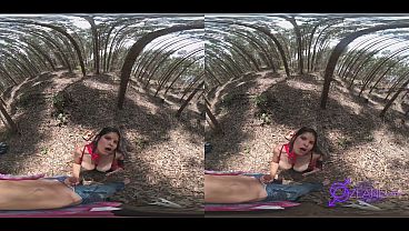 リトルレッドライディングフードタチアナモラレスがVRフォレストで迷子になる