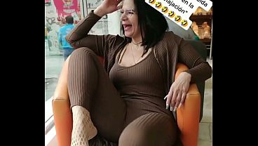 I have coffee with a mature Colombian influencer on our first date
