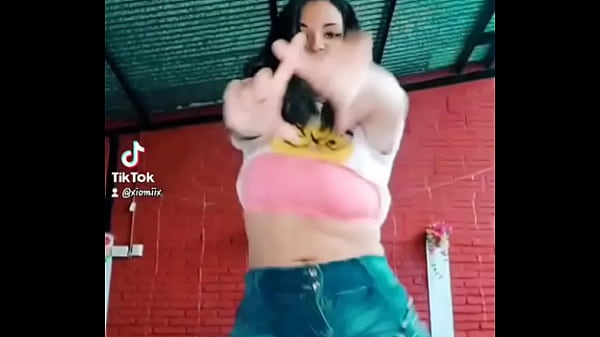 Tik toker se le nota la tanga