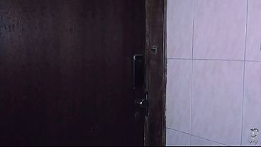 Flagrei meu colega se aliviando no trabalho