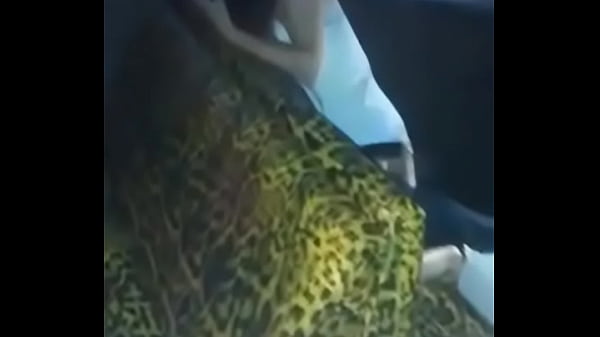 Download Video - Pillados en la fiesta&comma; Ella da sus sentones en el sof&aacute;&period;