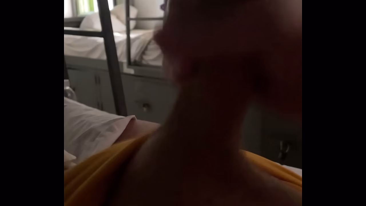 Garoto Masturbando o Pau Grosso no Hostel