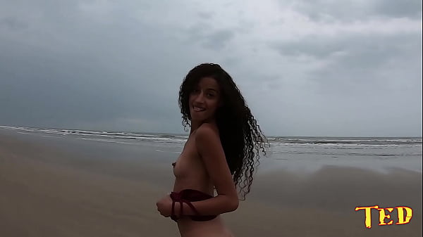 Download Video - Chegamos em Mongagu&aacute; - SP e a novinha fez a putaria na praia com a galera - Manoella Fernandes - Jhonny Gab - Joao O Safado