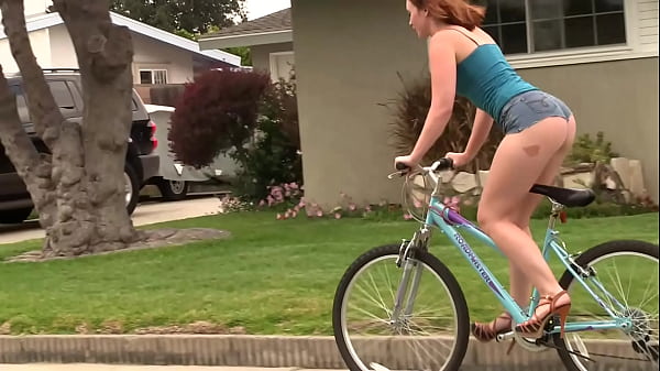 Casey Cumz Cums As He Big Black Cock Bounces Off Her G-Spot