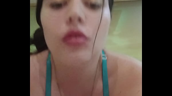 Safada sentando com a bucetinha.