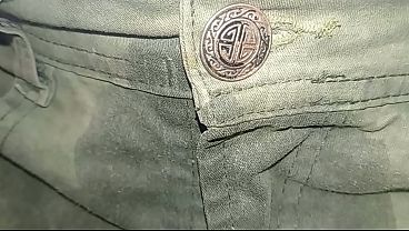 布おむつは尿でびしょ濡れで、ズボンも完全に濡れている。