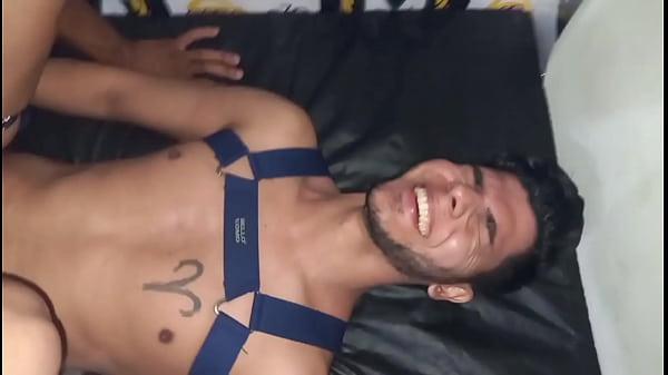 Machos sedentos por sexo  se divertindo no Crui...