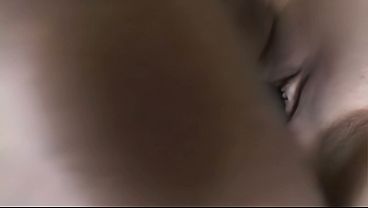 これは絶対見るべきよ。彼女はショーンに12インチの肉棒を全部ケツの穴に突っ込ませるのよ&hellip;