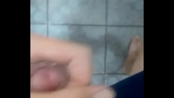 Boy novinho batendo uma pensando em mim