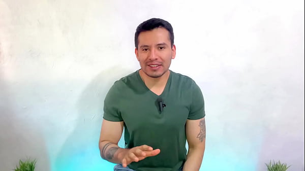 Despachador de la gasolineria me ofrece su culo...