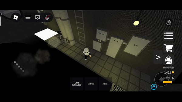 A young pizza maker tries his luck with the big boss and ends up as a prisoner's plaything.