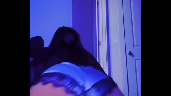 Putita Daya moviendo el culo