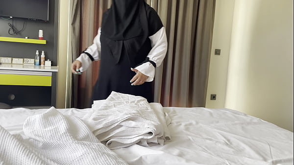 Arab maid gets creampied by hotel client