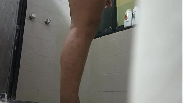 Download Video - Espiando deje grabando el celular en el wc de la casa de mi mama