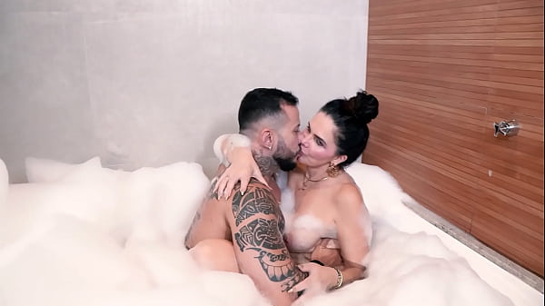 Threesome with a hot girl in the bathtub.