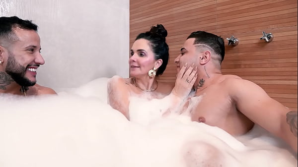 Threesome with a hot girl in the bathtub.