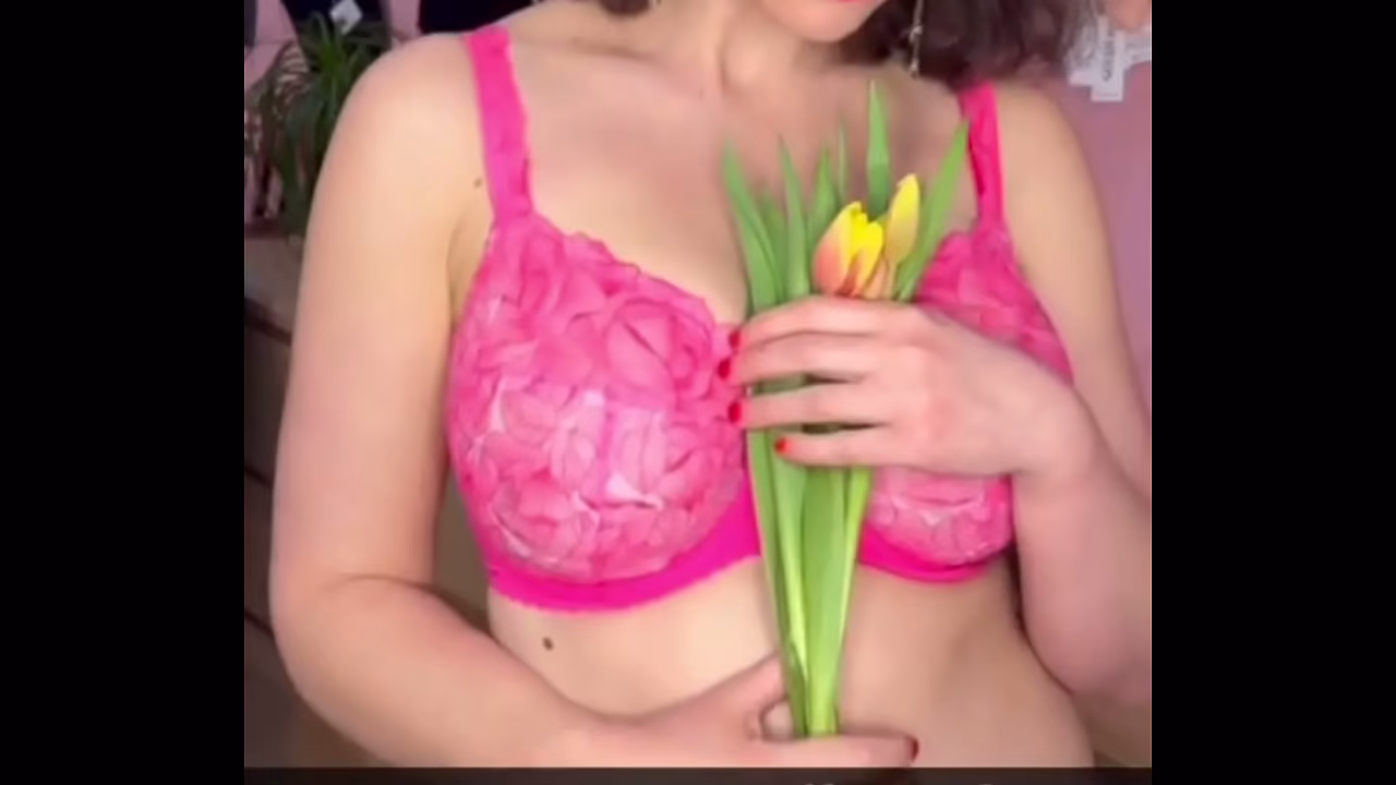 Predvadzanie podprseniek a spodneho pr&aacute_dla na predajni